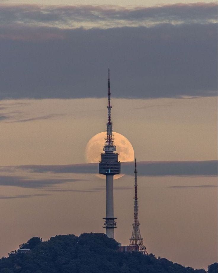 Seoul skyline at dusk, the destination for many Vietnamese students