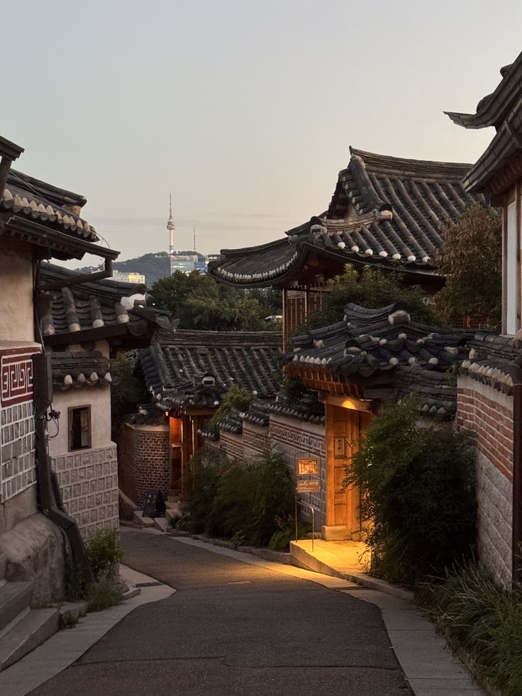 Global Korea Scholarship undergraduate students on a Korean campus